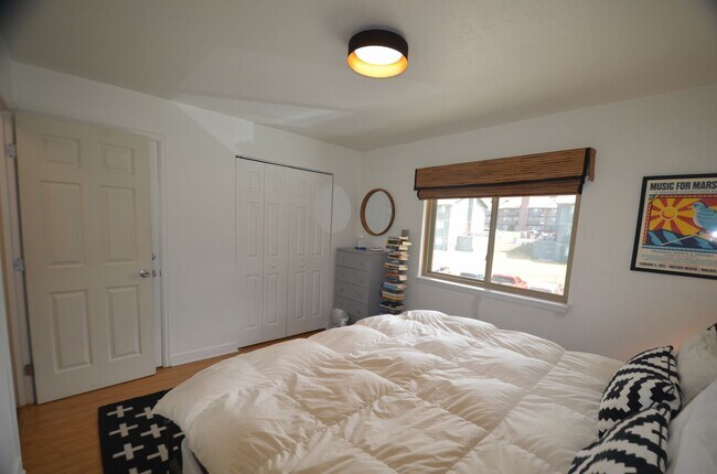 Building Photo - Move in special! Long Term! Furnished! Bus Route! Heat included! Pets negotiable!