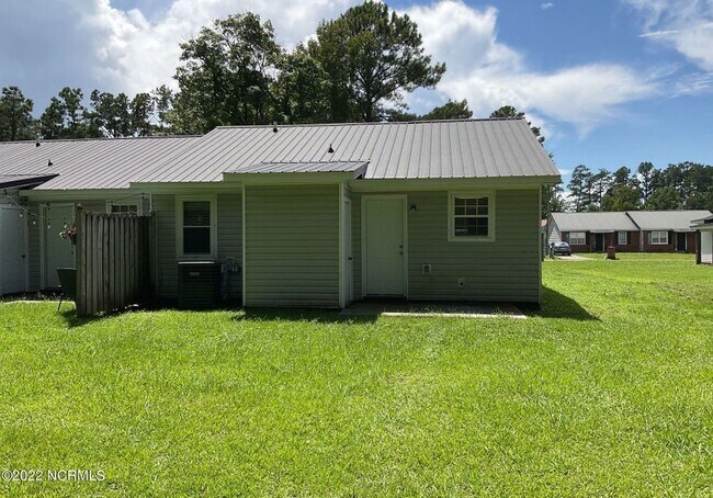 Building Photo - Two Bedroom Duplex Located In Midway Park!