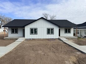 Building Photo - 202 E Plum St