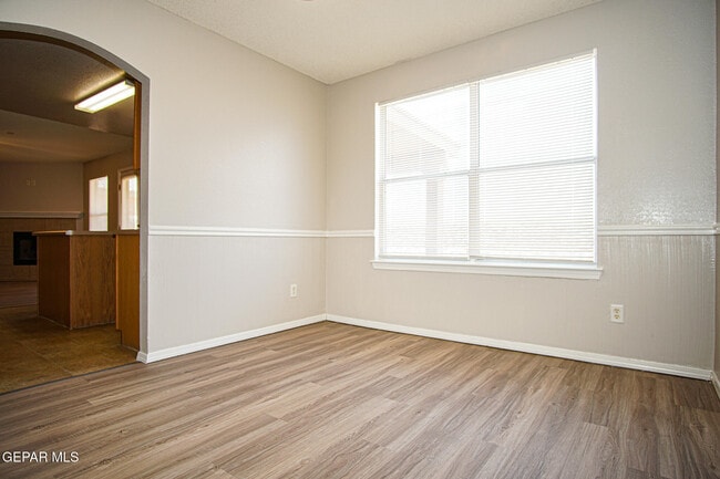Building Photo - 817 Dakota River Ave