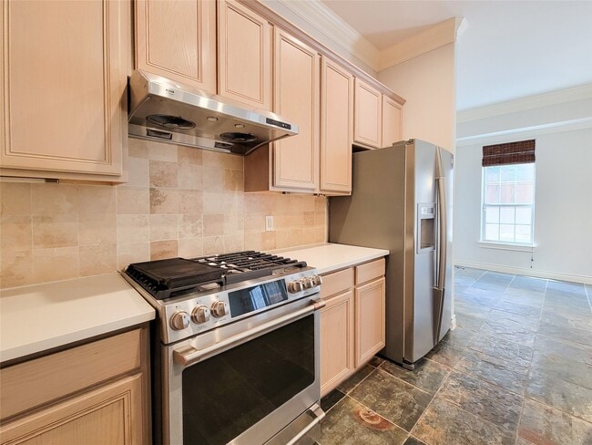 Building Photo - 2911 Clinton Dr