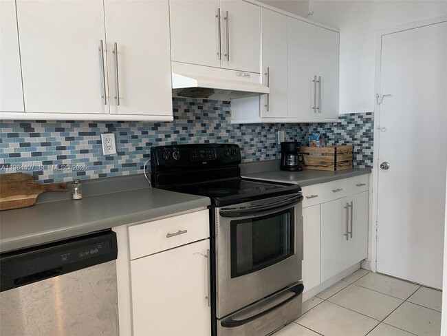 Building Photo - 100 Lincoln Rd