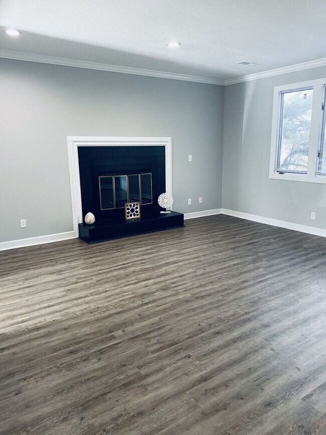 Building Photo - Coming Soon.... Spacious 3 Bedroom 2.5 Bath Townhome!!