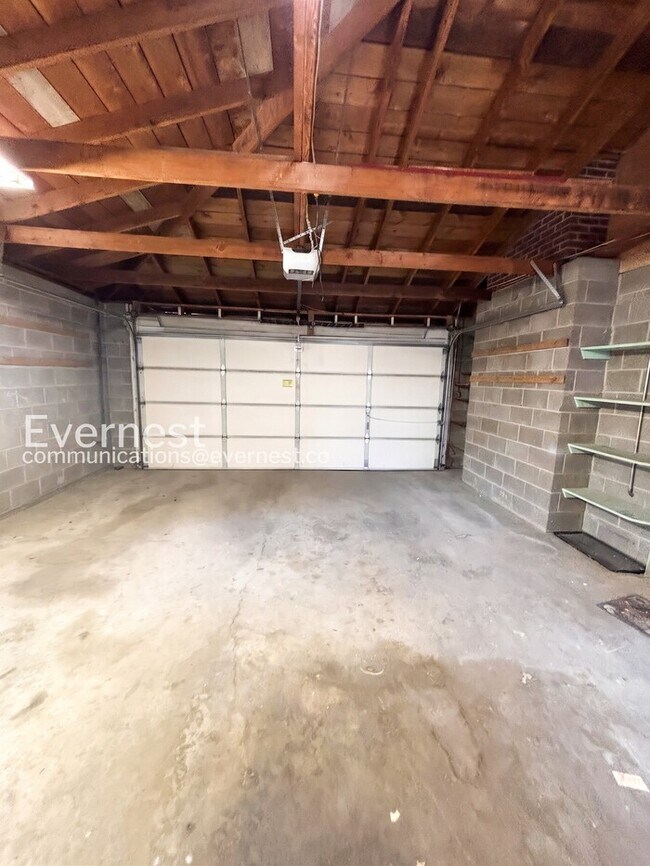 Building Photo - 4bed/2bath single family home in Denver with fenced yard/ Available now!