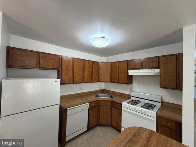 Building Photo - 716 Woodhollow Dr