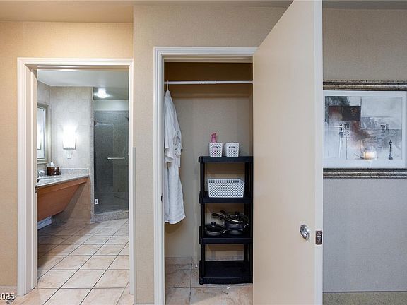 Building Photo - 211 E Flamingo Rd