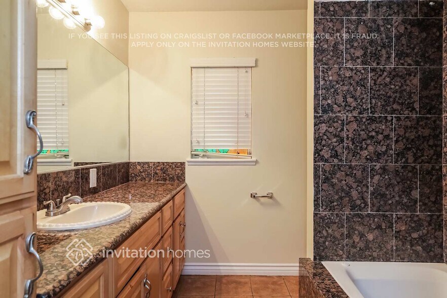 Building Photo - 5197 N Mountain View Ave