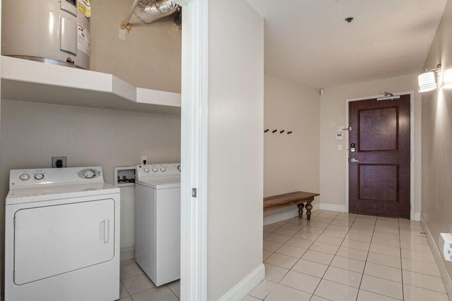 Building Photo - 925 Common St