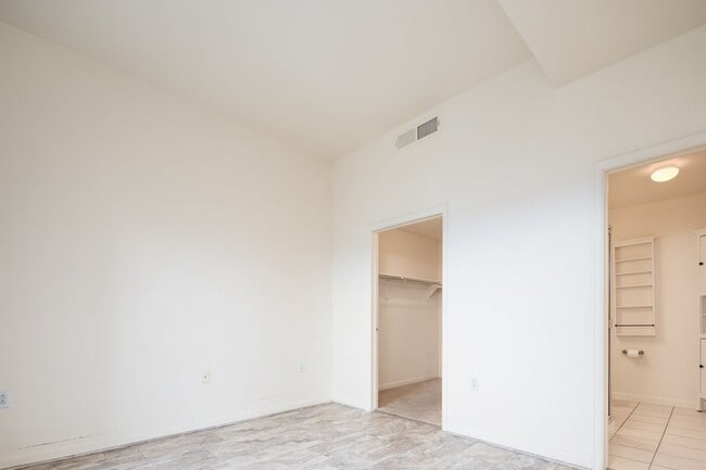 Building Photo - 475 W 12th Ave