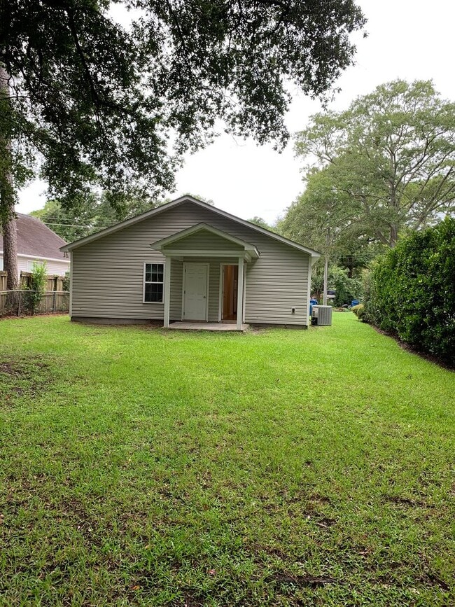 Building Photo - $500 OFF 1ST MONTHS RENT! Lawncare include...