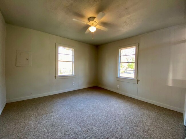 Building Photo - 2 Bedroom 1 Bath Home In Bossier City! - S...