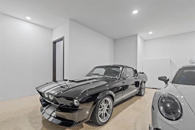 Building Photo - 585 Dolphin Ave SE