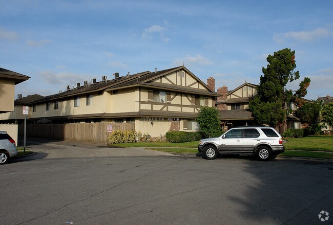 Primary Photo - Showcase Townhouse Apartments