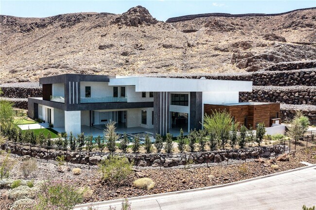 Building Photo - 1 Sanctuary Peak Ct