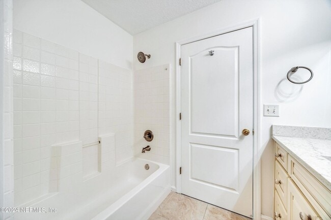 Building Photo - 657 MacKenzie Cir