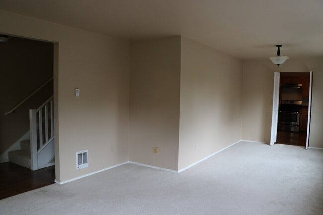 Building Photo - 3 Bed 2.5 Bath House In Leschi