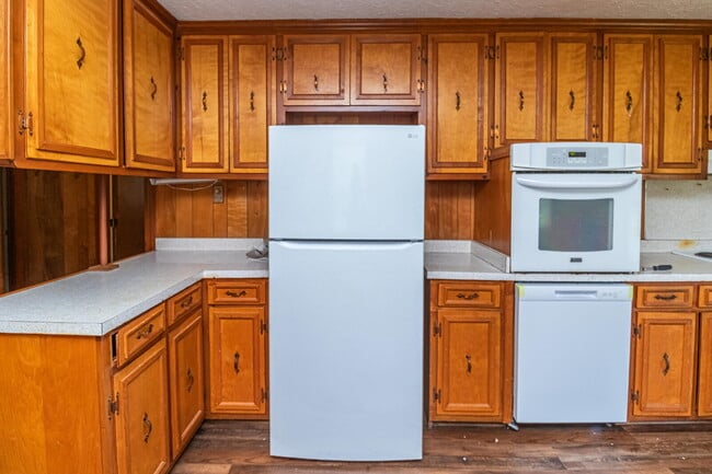 Building Photo - Brick Ranch in Pikeville! Lawn care included!