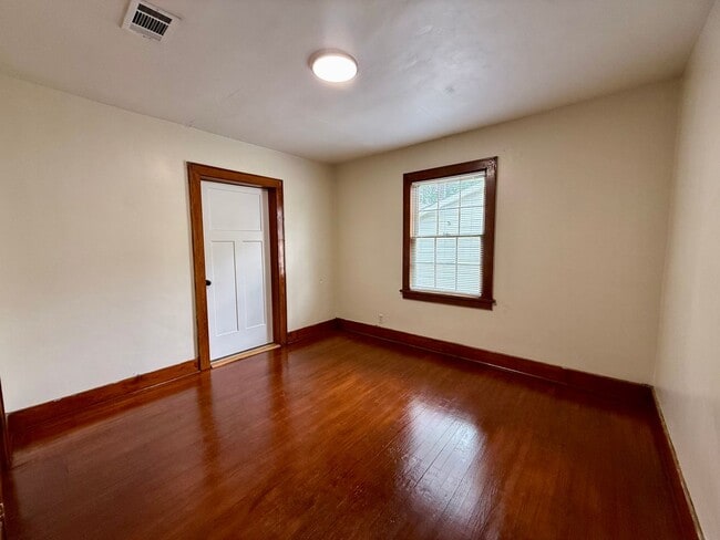 Building Photo - Welcome to this Beautiful Home in Downtown Paragould, AR!