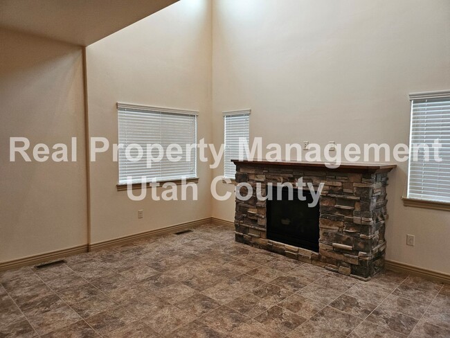 Building Photo - Orem Townhome Central to City Center