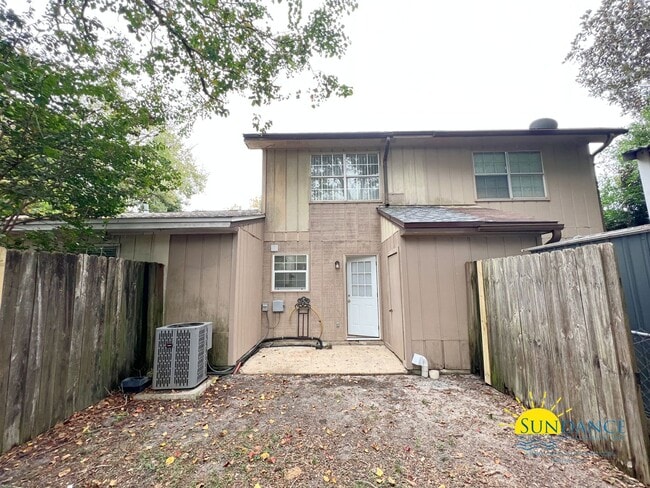 Building Photo - Quaint 2 Bedroom Townhouse in Fort Walton Beach!