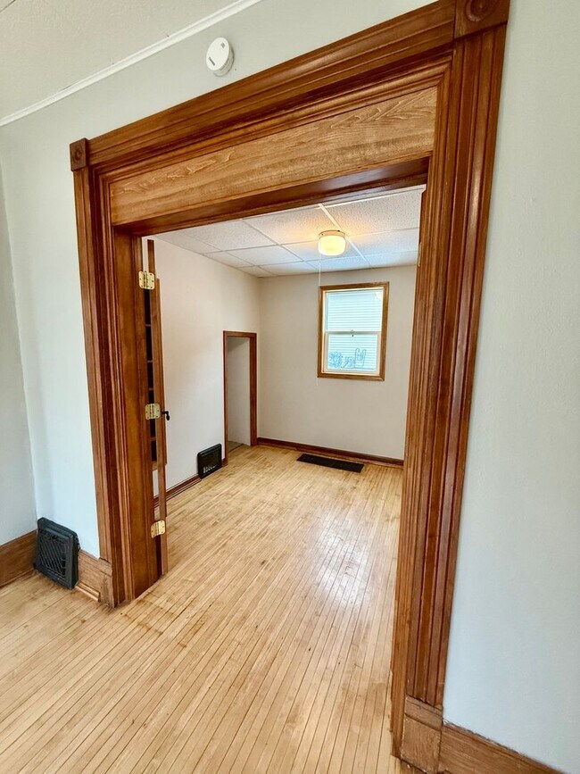 Building Photo - Available Feb 15th! Spacious 3–4 Bedroom Home in Prime Central Location