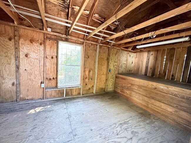 Building Photo - Valley Mills - Quiet Street 3/1 with detached 2 car garage