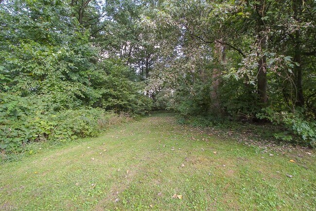 Building Photo - 653 Allyn St