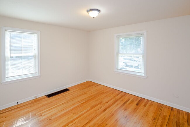 Building Photo - 4262 W Nelson St