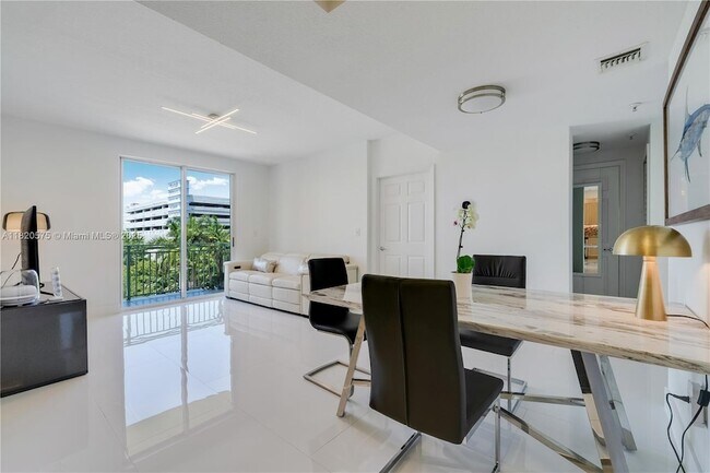 Building Photo - 3500 Coral Wy