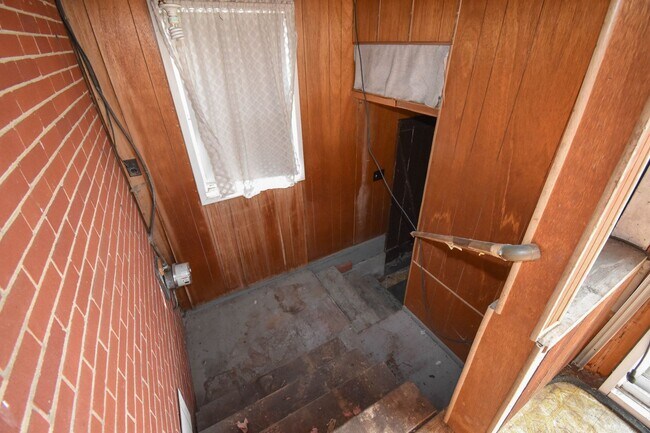 Building Photo - Two Bedroom Home with Detached Garage!