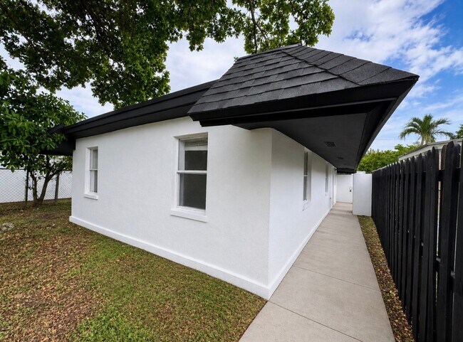 Building Photo - 1708 NW 7th St