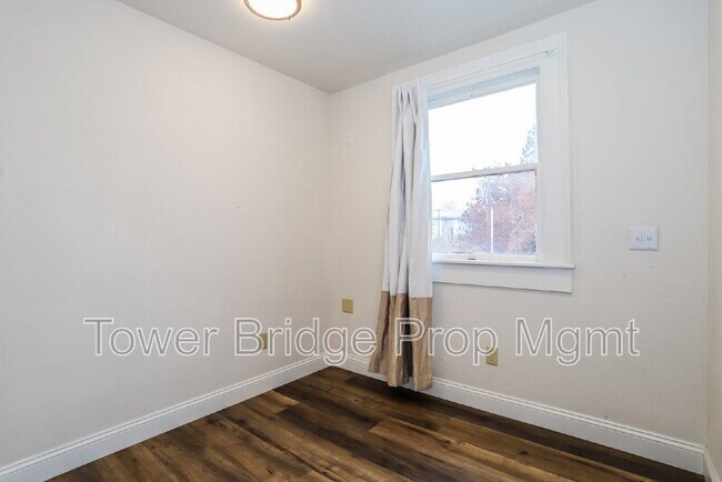 Building Photo - 1106 G St