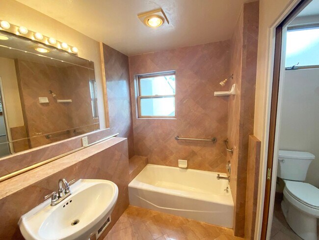 Building Photo - 1bd/1ba Apartment with San Diego Bay Views