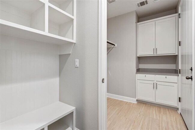 Building Photo - 5009 Mandevilla Dr