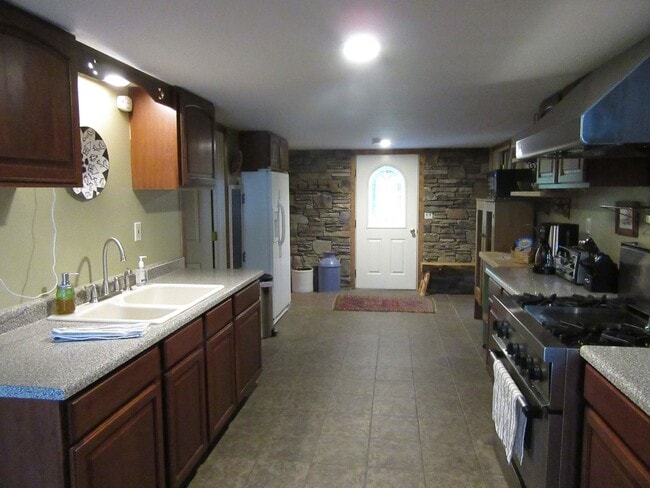 Building Photo - Furnished Home on Spoon Lake