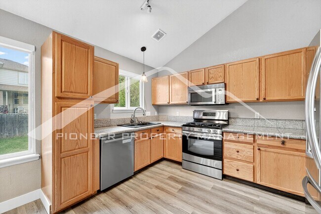 Building Photo - Spacious Home with Central AC and Gas Fireplace