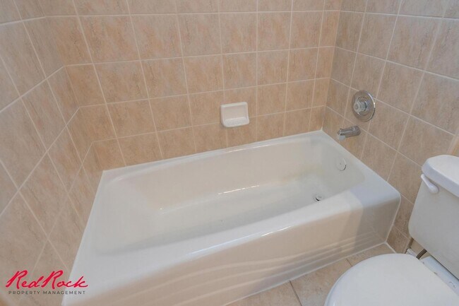 Building Photo - Comfortable 3-bedroom Home. Small Dog Frie...