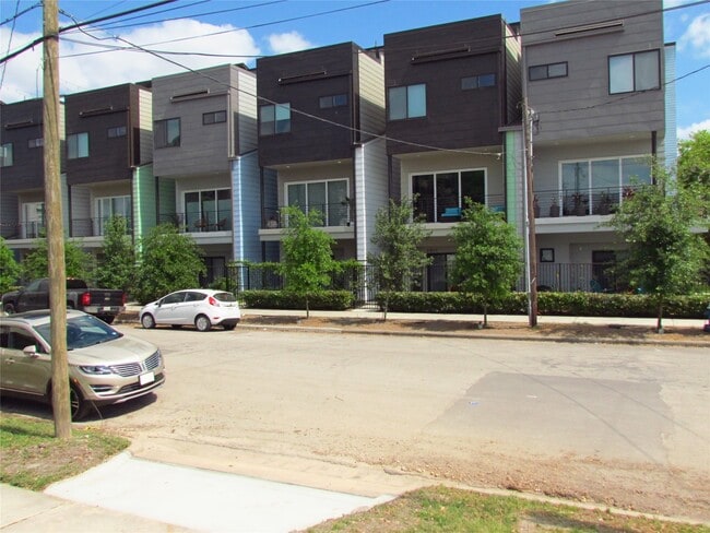 Building Photo - 2816 St Emanuel St