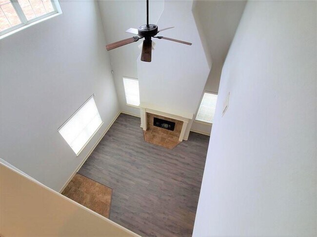 Building Photo - 2865 Westhollow Dr