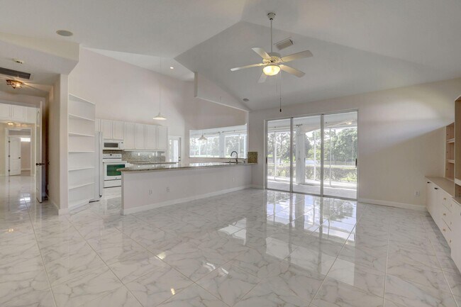 Building Photo - 8028 Plantation Lakes Dr