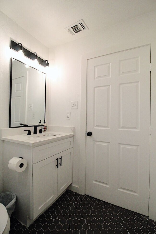 Building Photo - Ryan Place- Short to Mid-Term Rental Fully...