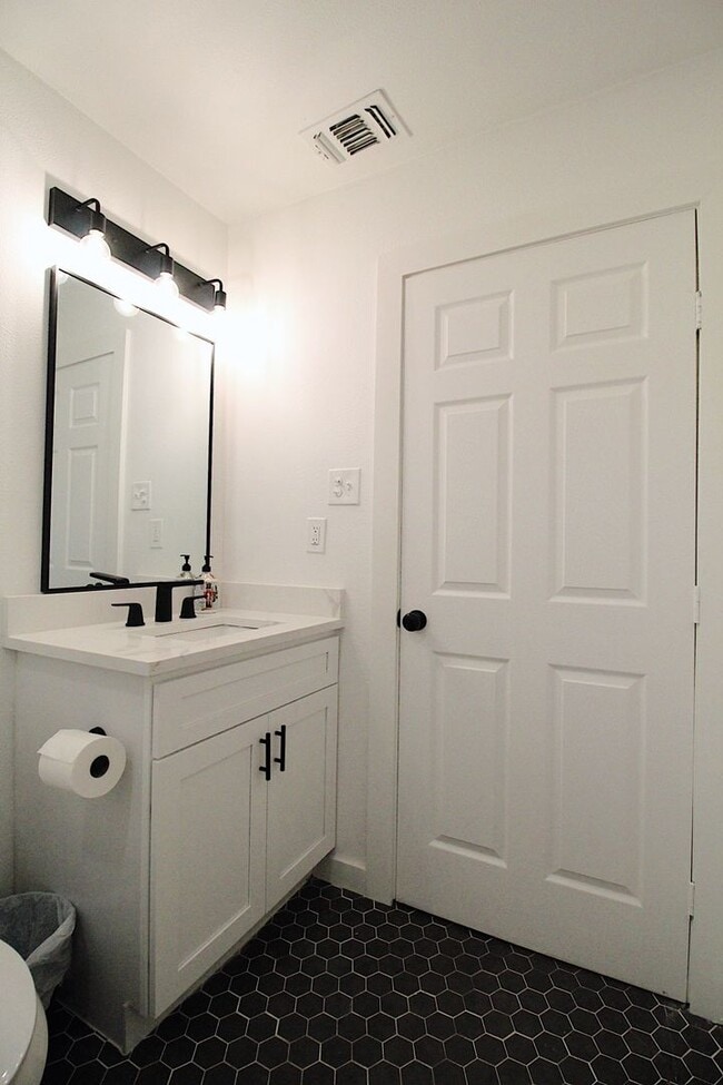 Building Photo - Ryan Place- Short to Mid-Term Rental Fully Remodeled 2  Bed, 1 Bath