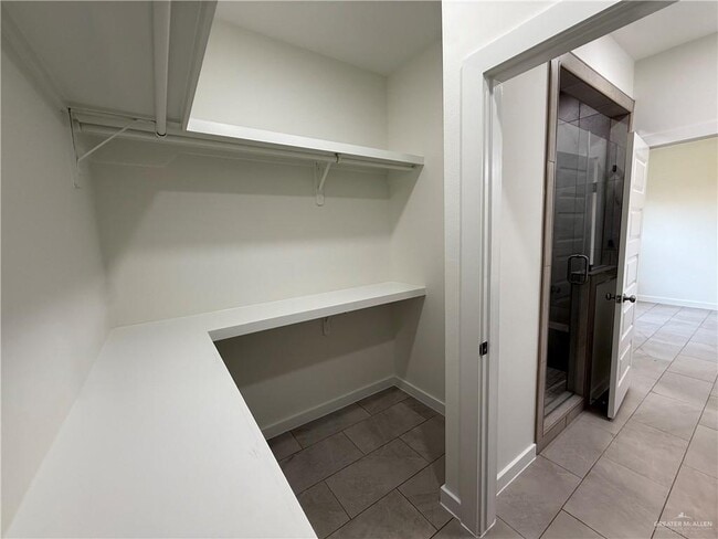 Building Photo - 9 S Woodland Dr