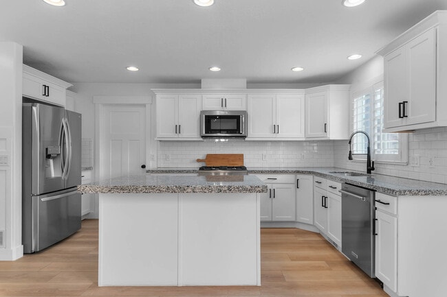 Building Photo - 196 E Water Ln