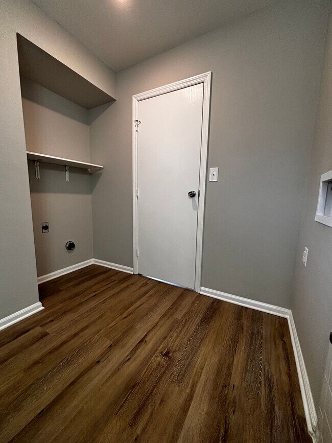 Building Photo - Beautiful 2 bed 1.5 bath Duplex with spacious backyard!