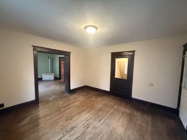 Building Photo - West Side 2BR Upper with Amazing Front Porch