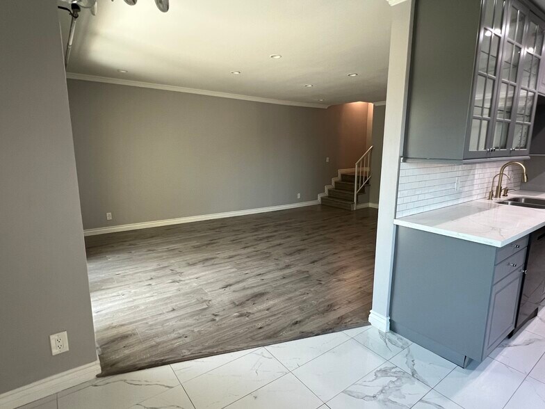 Building Photo - 121 Sinclair Ave