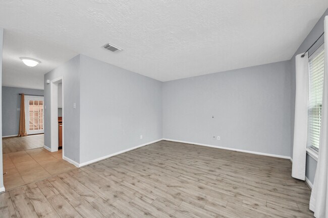 Building Photo - 10654 Hazelhurst Dr