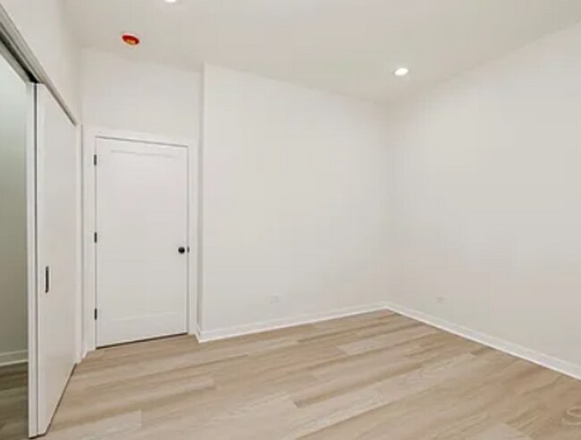 Building Photo - Modern 3b/2b Apartment In Humboldt Park