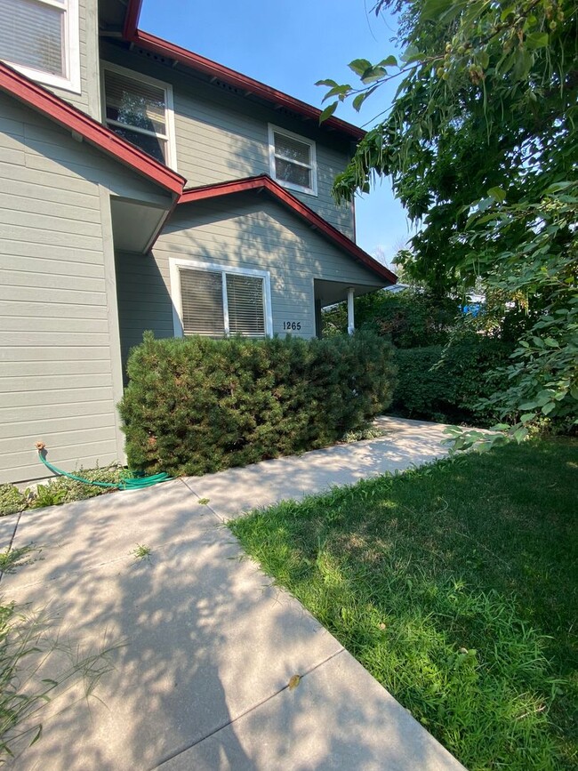 Building Photo - Midtown 2 bedroom 1.5 bathroom
